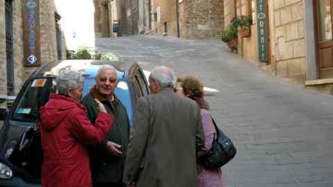 anziani, Un euro all’ora, provincia siena