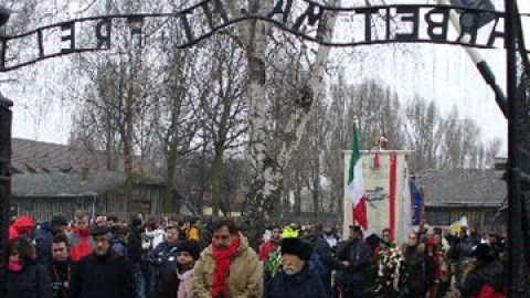 Ingresso_ad_Auschwitz_della_delegazione_toscana_2009_p
