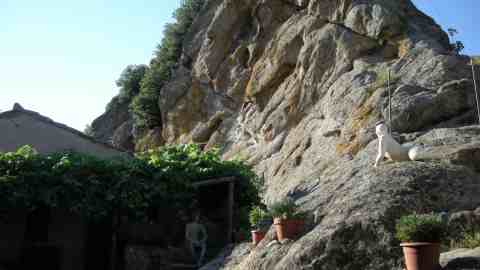 roccia e statue