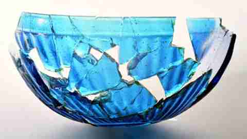 Coppa in vetri turchese – Foto Soprintendenza per i Beni Archeologici della Toscana, parco archeologico carmignano
