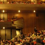 Sala piena di spettatori al Banka Kaikan_Tokyo per il Maggio Musicale Fiorentino